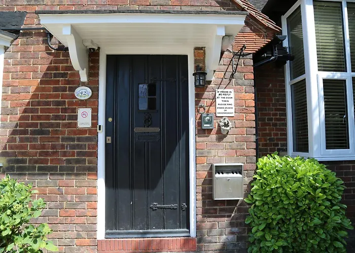 Debden Guest House Hillingdon